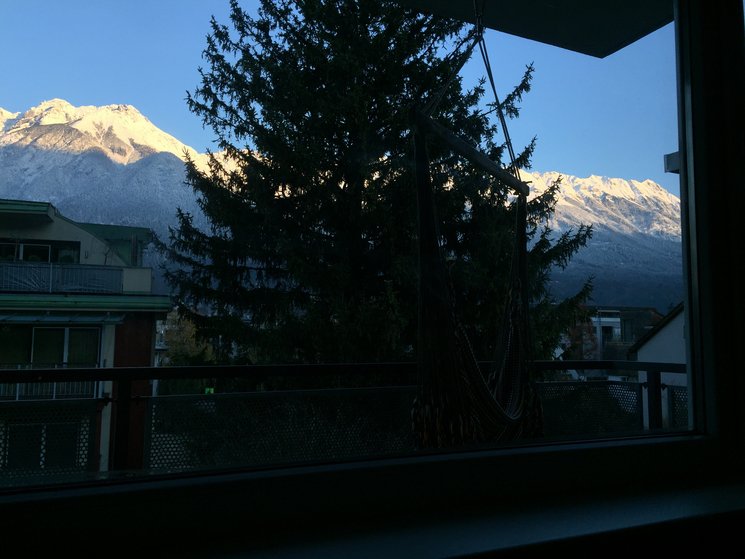 Von der Wohnung aus hat man einen ademberaubenden Blick auf den Naturpark Karwendel, die Nordkette, die Hausberge über Innsbruck.