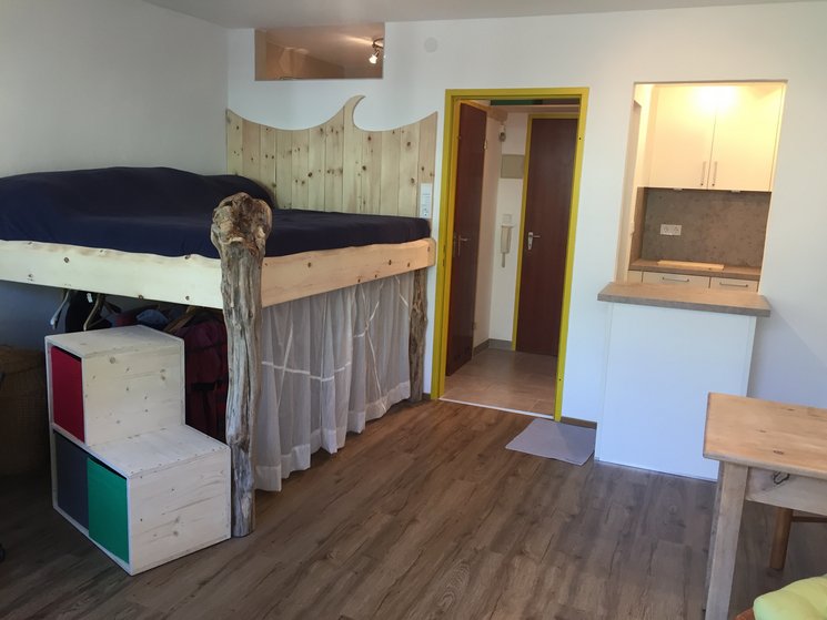 Die Wohnung ist liebevoll eingerichtet und mit selber gemachten Möbel wie Hochbett, Treppenkasten,usw. ausgestattet..